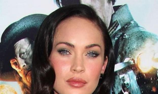 Sexy hairstyles of Megan Fox What shade of hair does Megan Fox have?